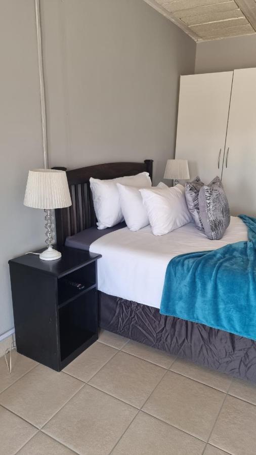Stay At Home Airport Lodge Kempton Park Exterior foto