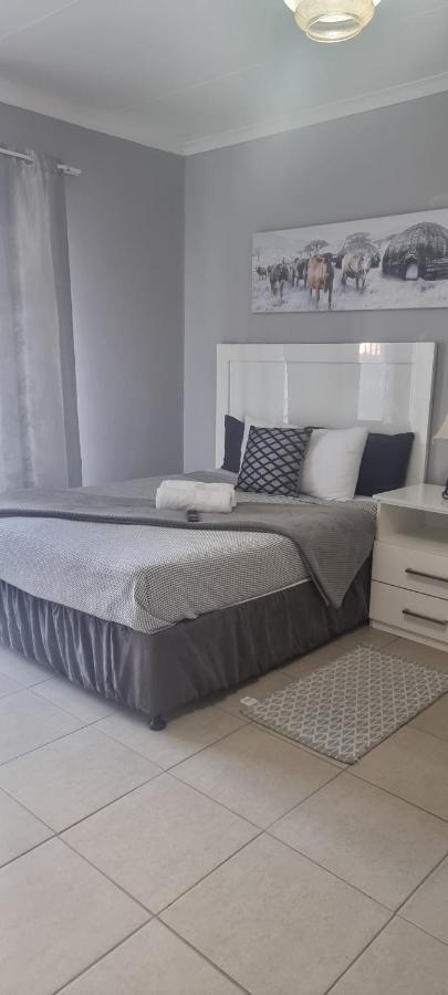 Stay At Home Airport Lodge Kempton Park Exterior foto