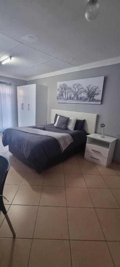 Stay At Home Airport Lodge Kempton Park Exterior foto