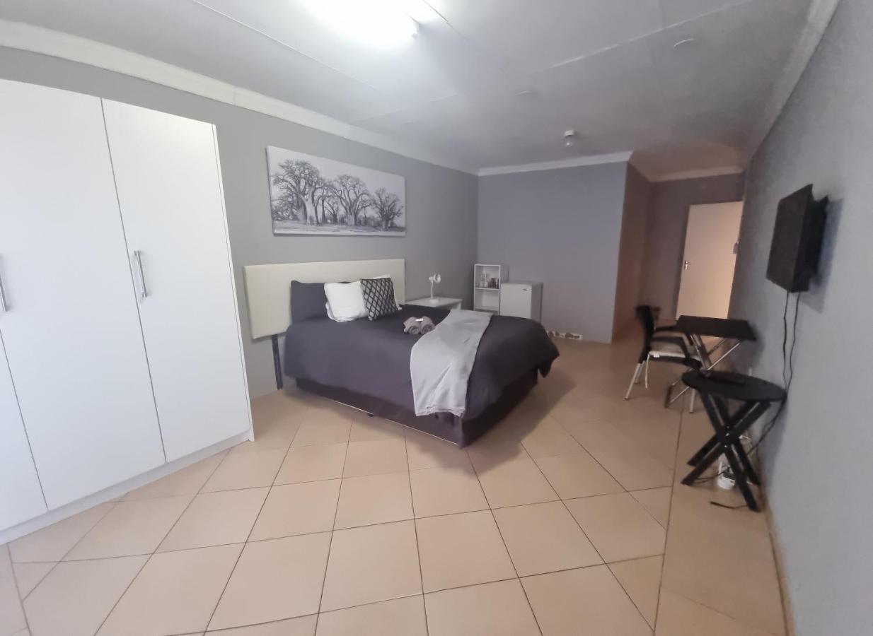 Stay At Home Airport Lodge Kempton Park Exterior foto